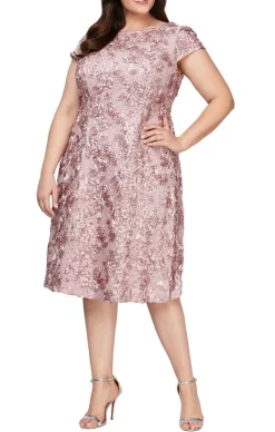 Plus Cocktail Dress In Tte Lace With Cap Sleeves